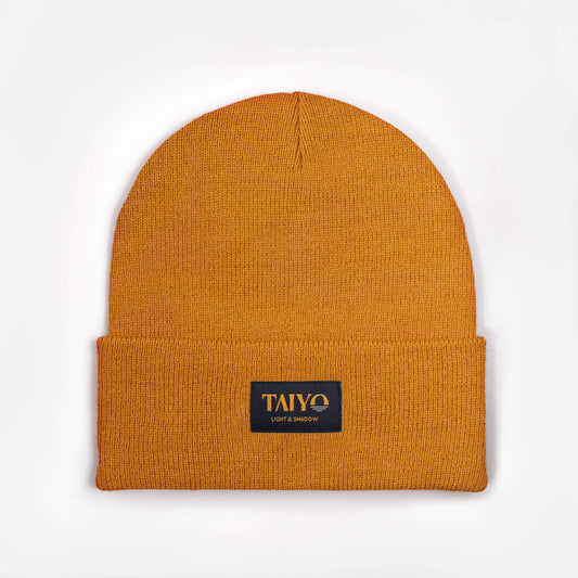 Bonnet jaune moutarde avec patch bleu marine en polyester recyclé