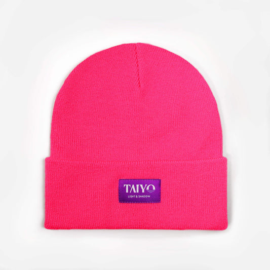 Bonnet rose fluo avec patch violet