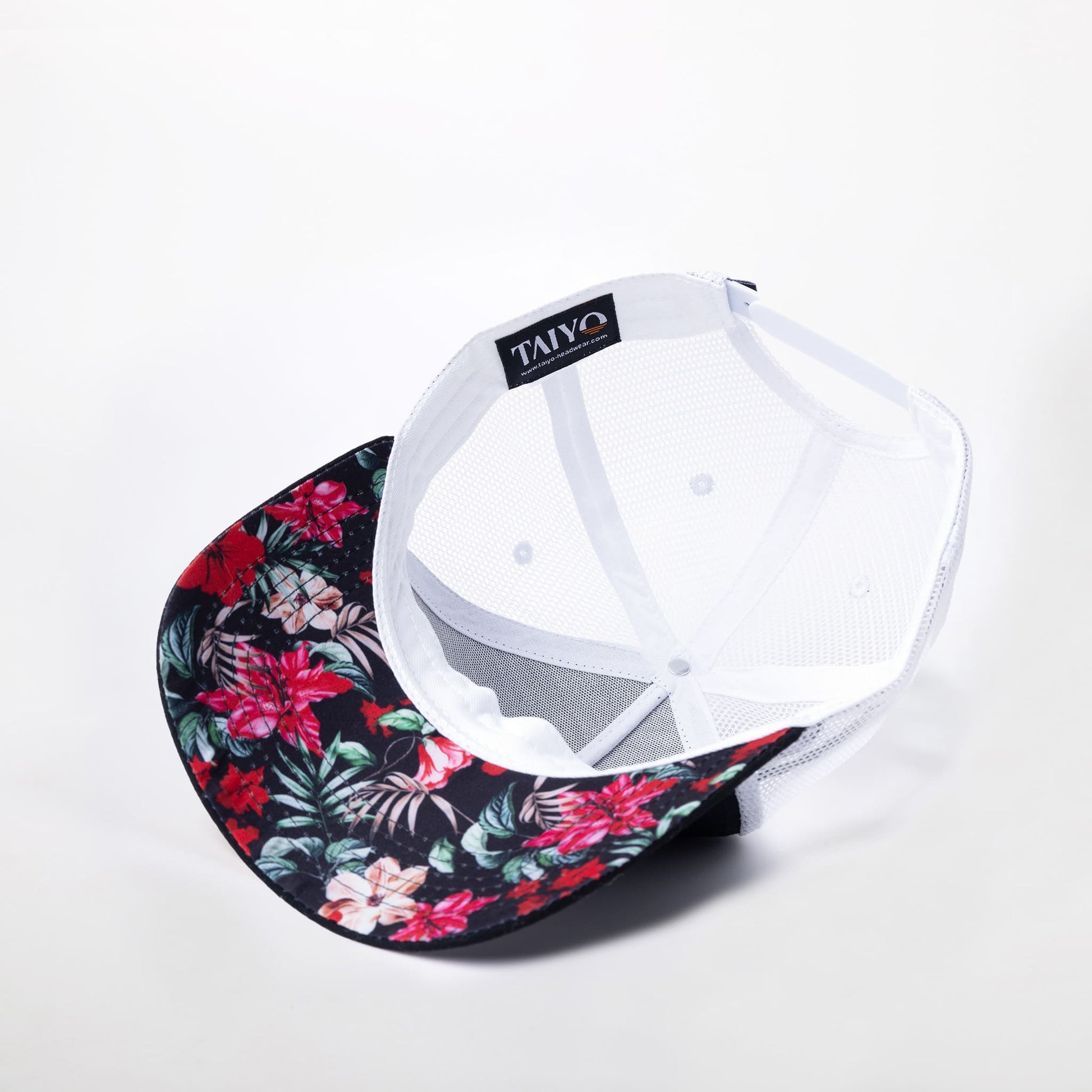 casquette trucker noir à fleurs rouge