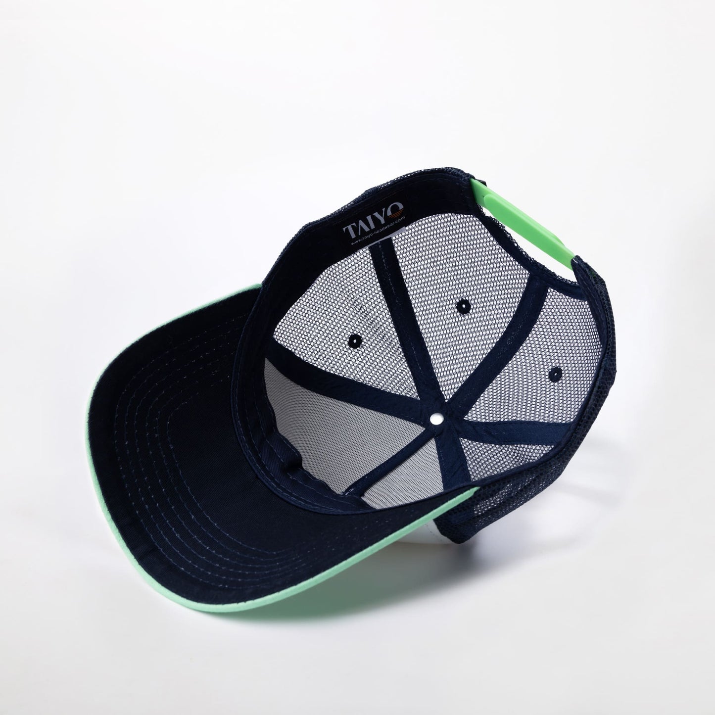 casquette bleu marine et verte