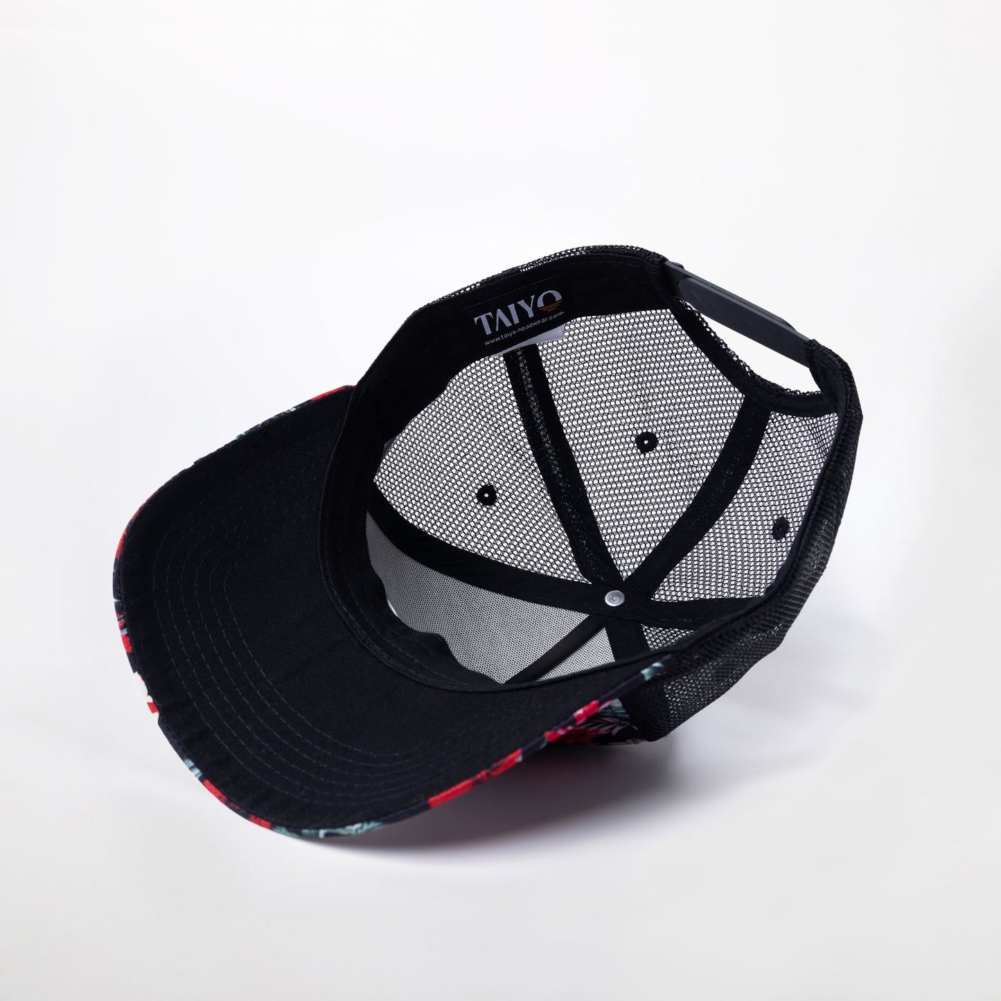 casquette floral rouge et noir