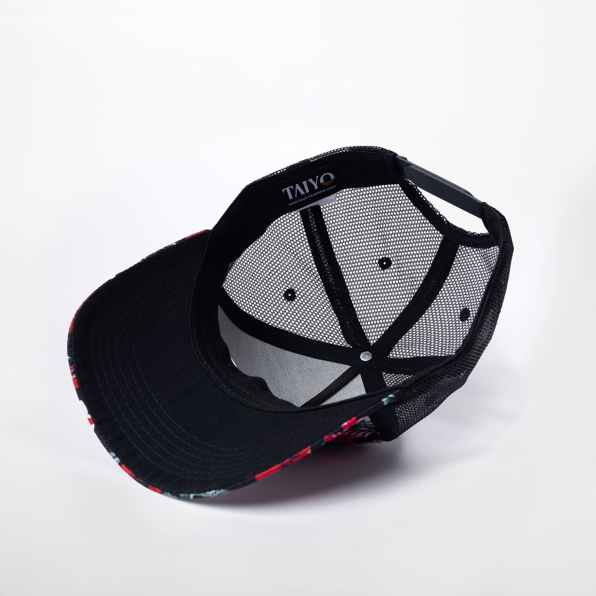 casquette floral rouge et noir