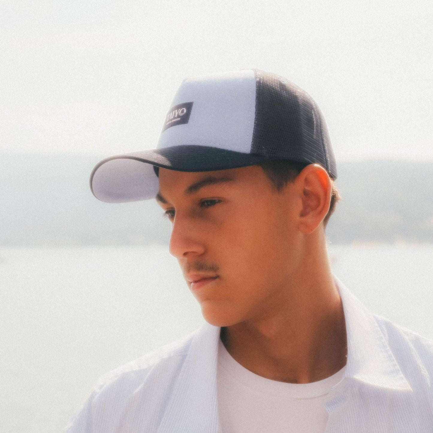 casquette trucker en chambray bleu ciel avec un filet bleu marine