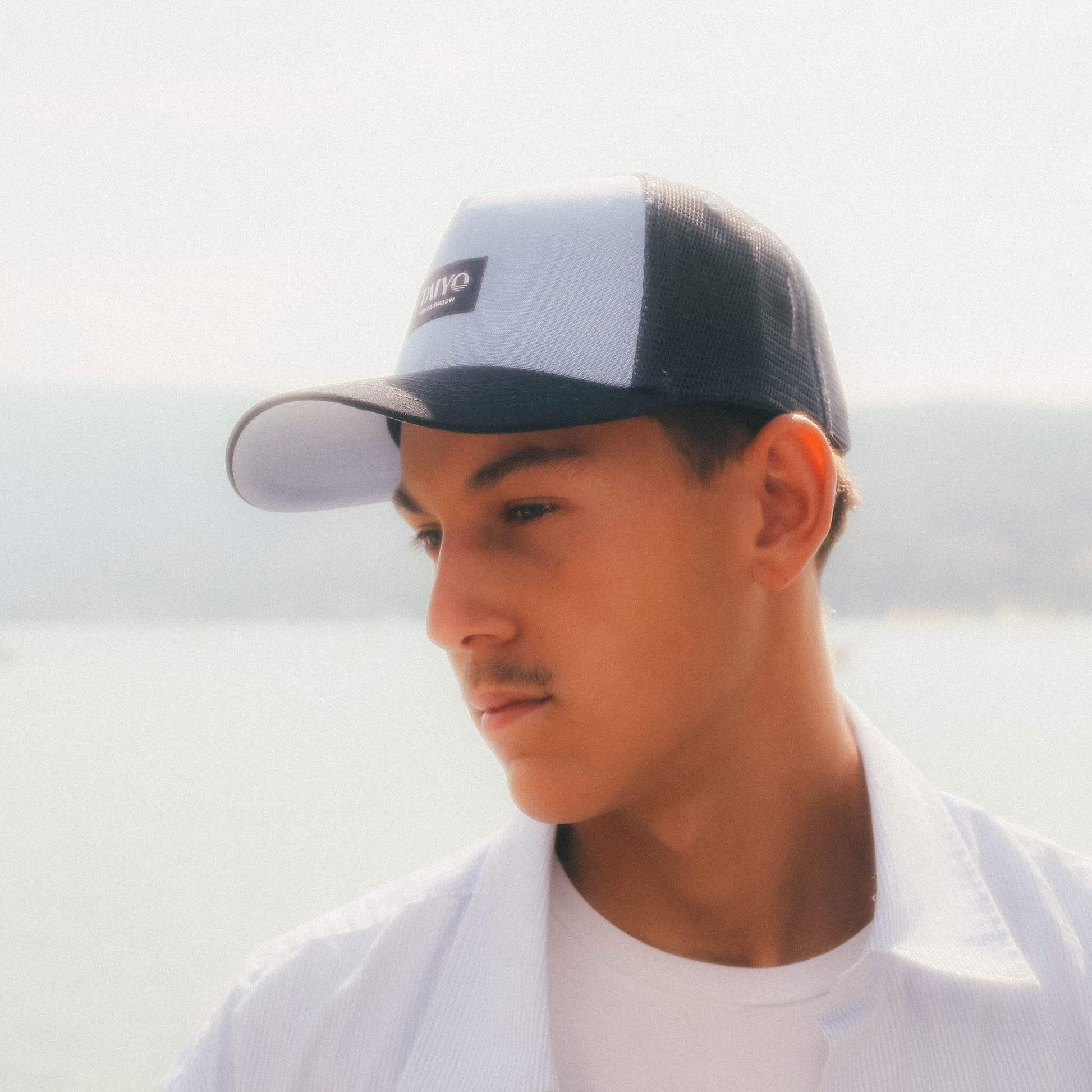 casquette trucker en chambray bleu ciel avec un filet bleu marine
