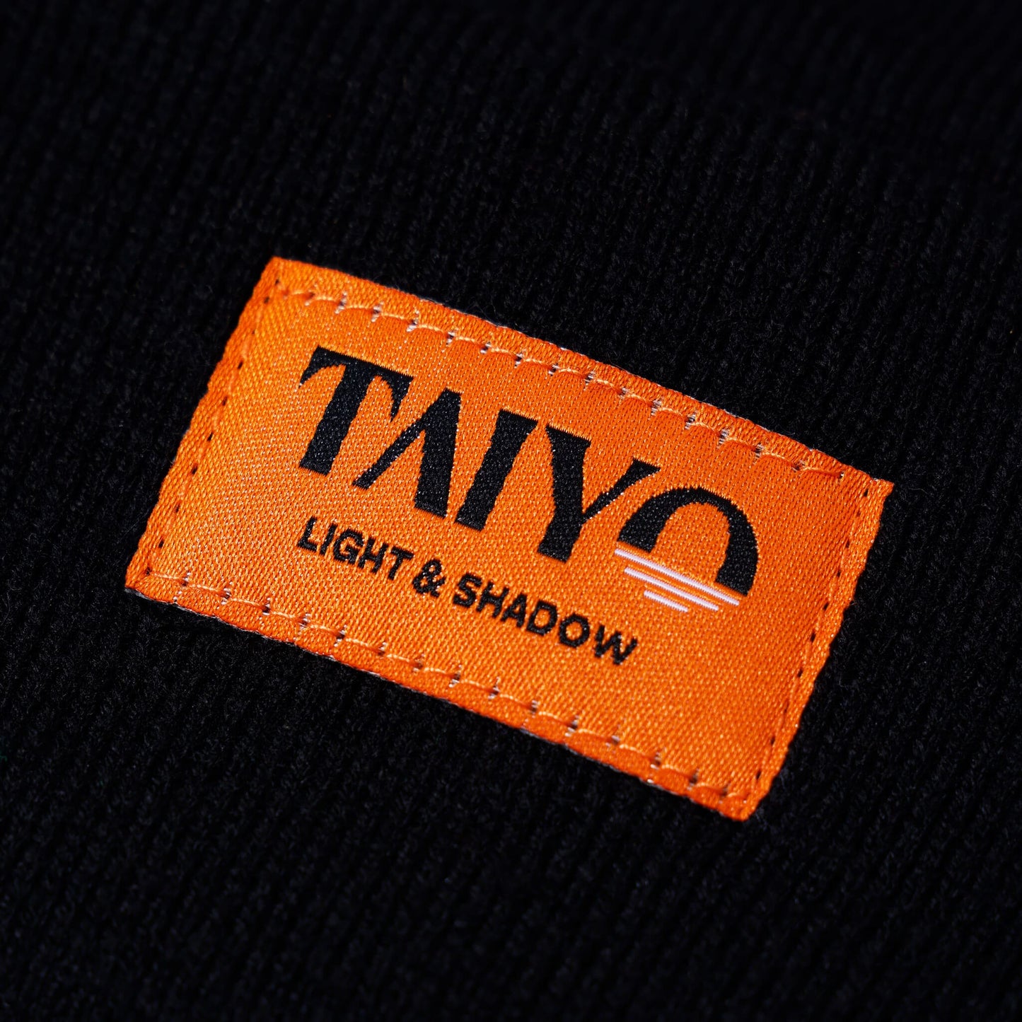patch orange sur bonnet revers noir