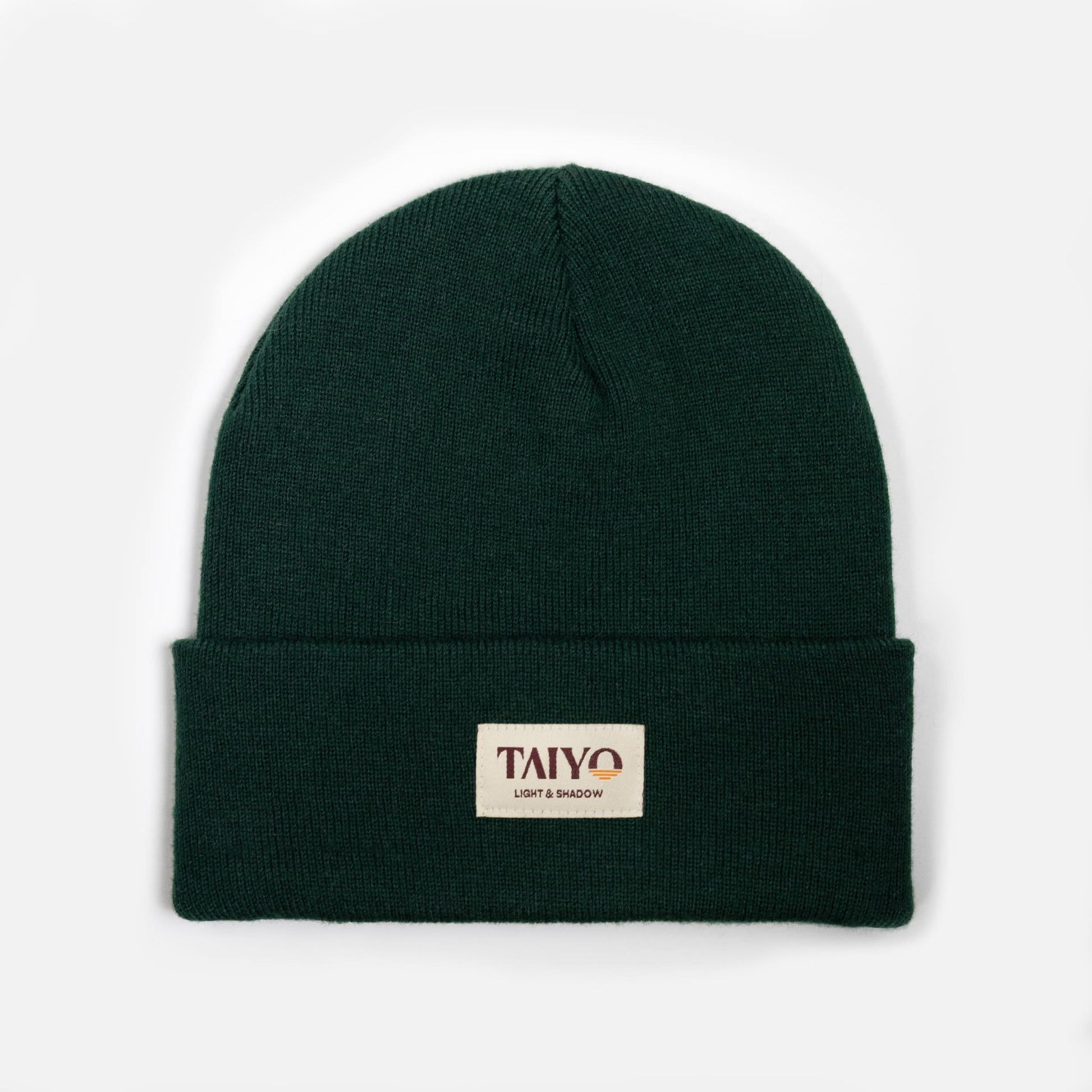 Bonnet revers vert foncé avec patch beige en matière recyclée