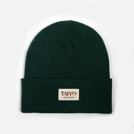 Bonnet revers vert foncé avec patch beige en matière recyclée