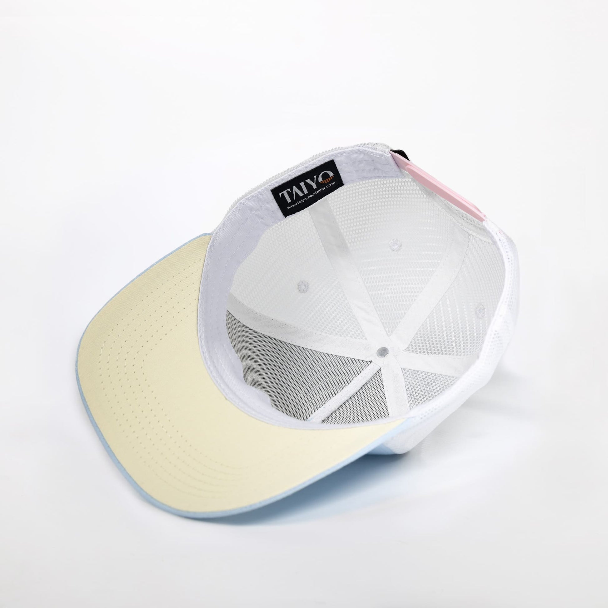 casquette jaune bleu rose