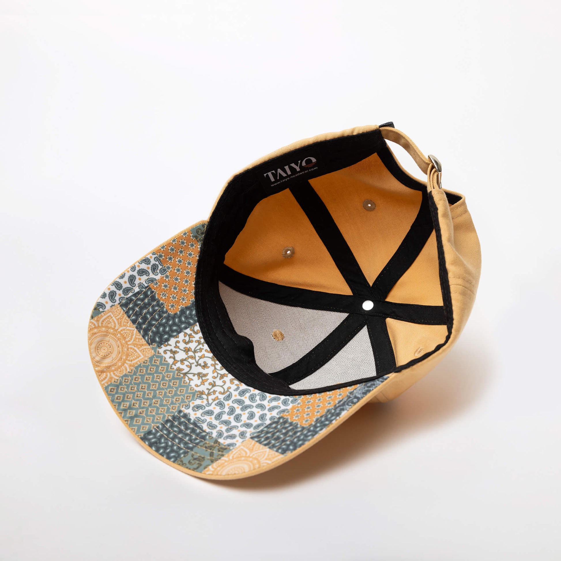 Casquette eco responsable avec un imprimé patchwork sous la visière.