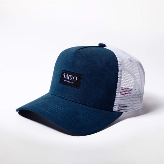 casquette trucker en suede couleur petrol et dessous de visière bleu marine