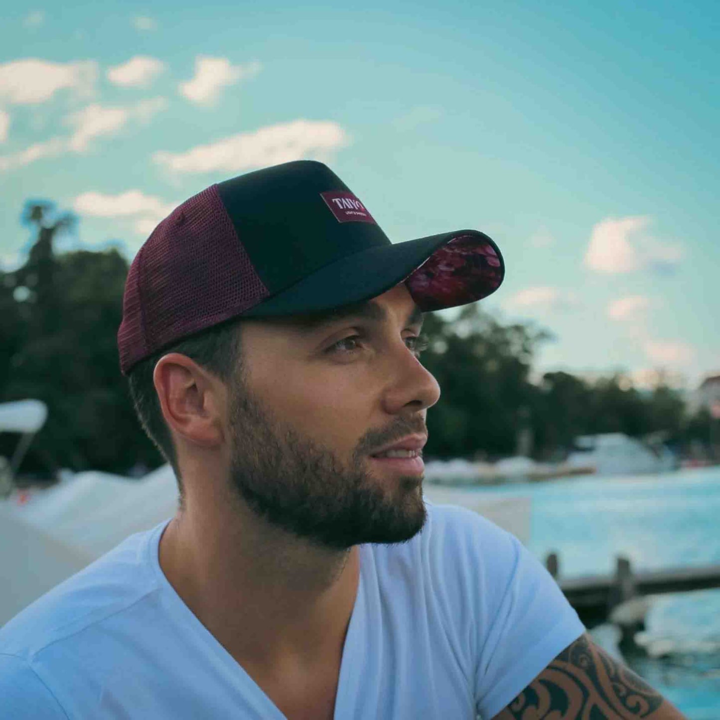 casquette trucker noir avec dessous de visière à fleurs bordeaux