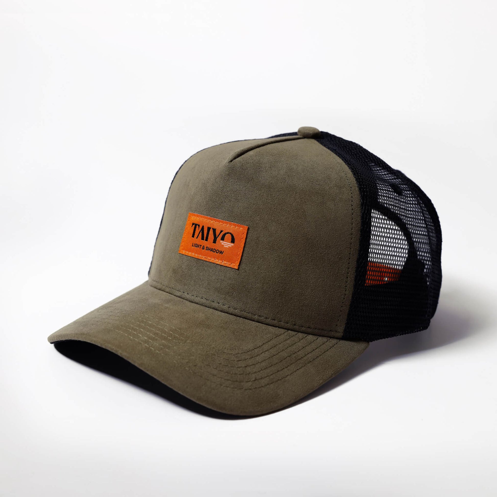 casquette trucker en suede olive avec patch orange et dessous de visière noire