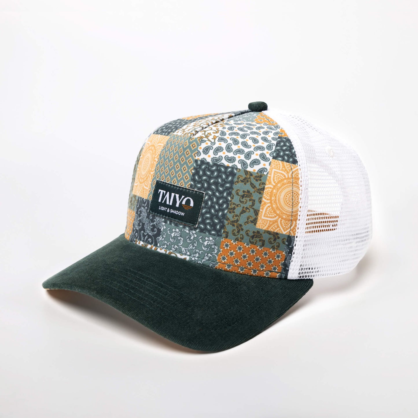 Casquette Patchwork Trucker de TAIYO avec panneau avant imprimé patchwork, visière en velours et mesh blanc en polyester recyclé.