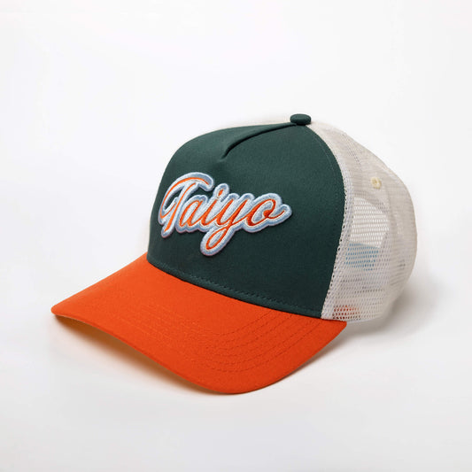 Casquette Trucker Script Logo Ara de TAIYO avec logo manuscrit brodé en 3D, panneau avant vert, visière orange et mesh arrière crème en polyester recyclé.