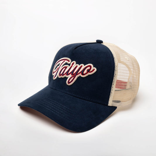 Casquette Trucker Suede Ceramic de TAIYO en suède bleu marine avec logo brodé en 3D, imprimé ceramic sous la visière et mesh beige en polyester recyclé