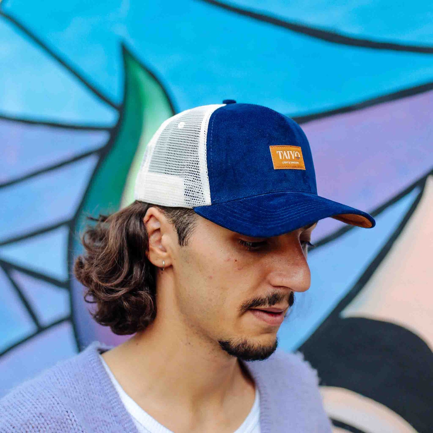 casquette trucker en velours bleu marine avec dessous de visière en suede marron et filet beige