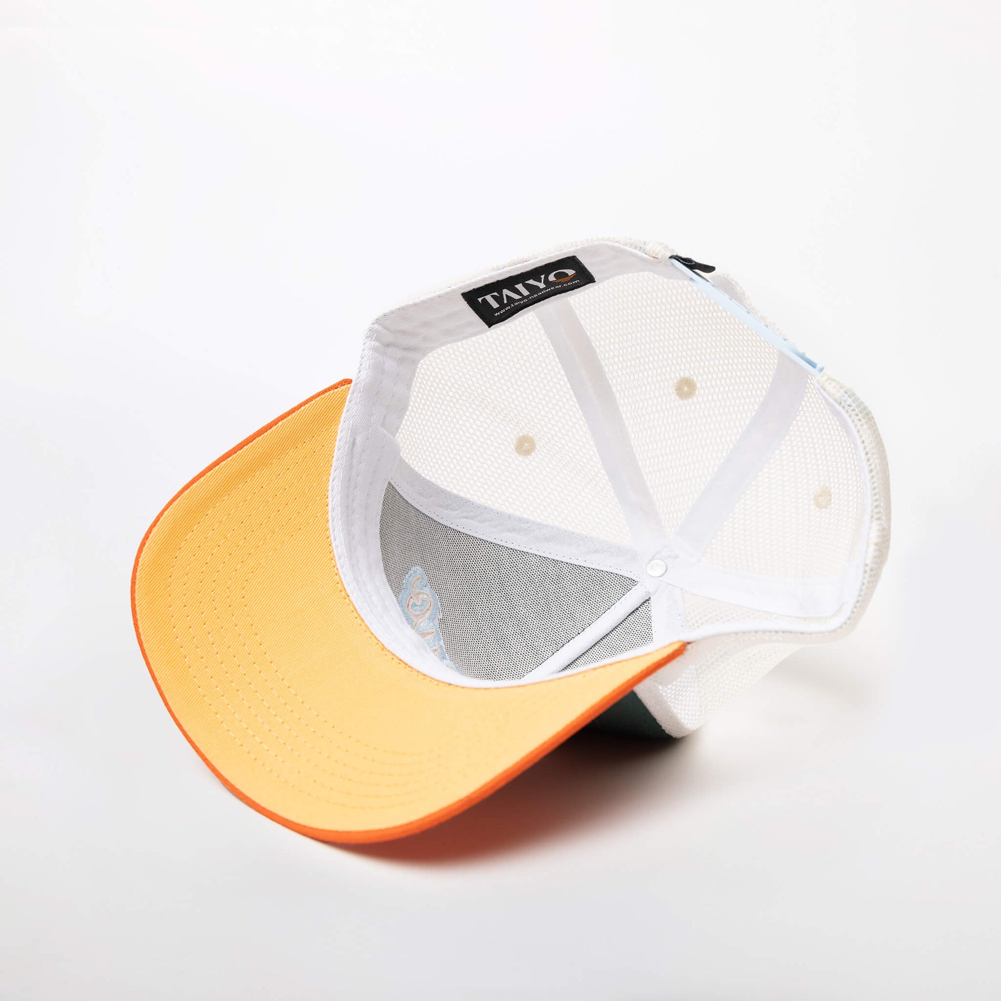 Dessous visière orange casquette trucker Taiyo script logo